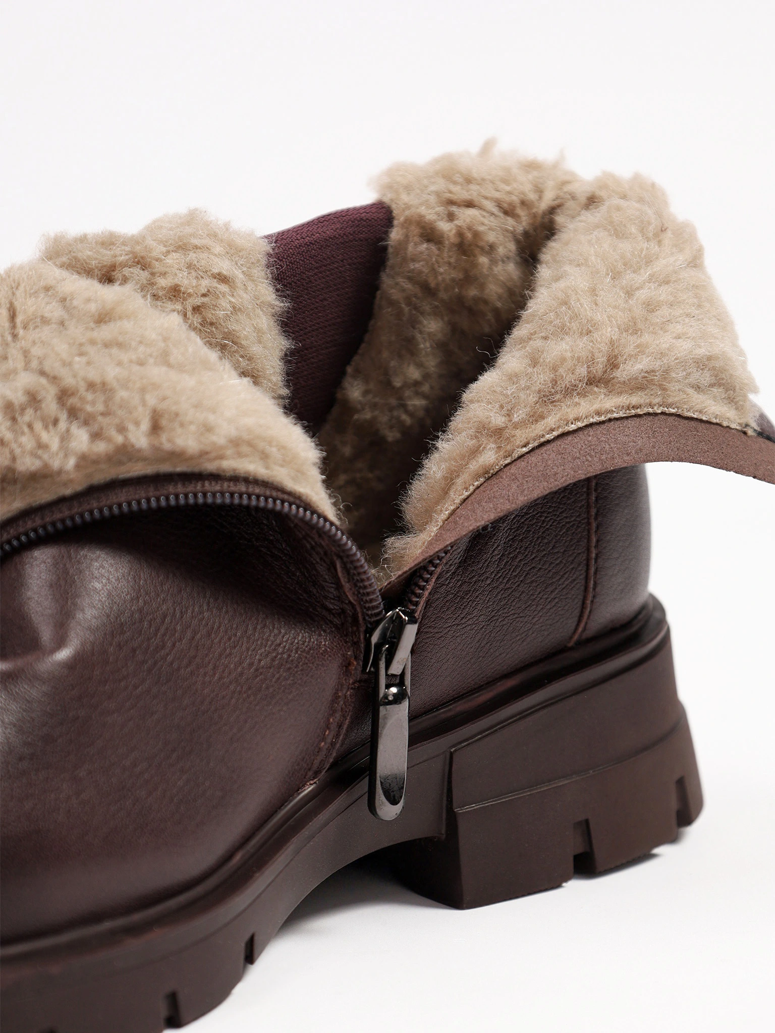 Ботинки бордового цвета с эластичной вставкой